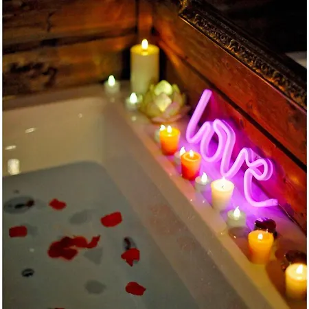 Le Romantique, Xxl, Ecran Cinema, Lit King Size, Cascade D'eau